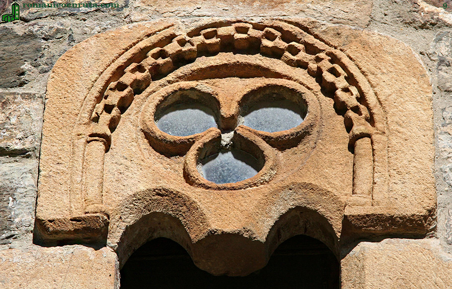 VENTANA ABSIDIOLA SUR. T&Iacute;MPANO.