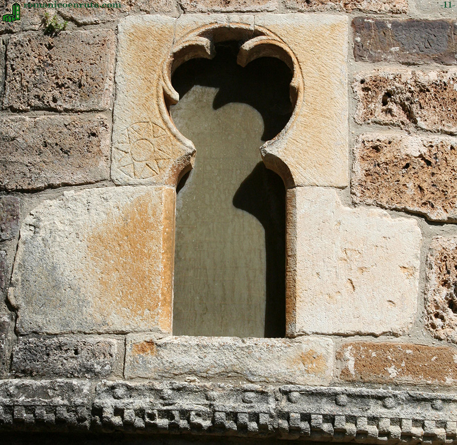ÁBSIDE CENTRAL. VENTANA CALLE IZQUIERDA.