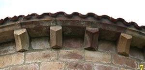 CORNISA DEL ÁBSIDE: DETALLE.