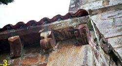 MURO NORTE: DETALLE DE LOS DOS &Uacute;LTIMOS CANECILLOS.