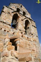 EN PRIMER PLANO:  ESCALERA DE CARACOL.