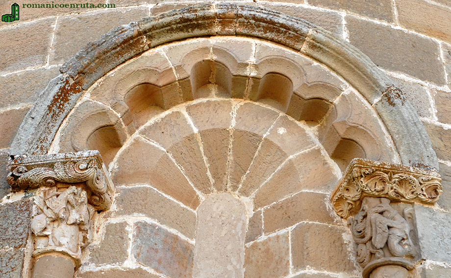 VENTANA CENTRAL. ARCO y CAPITELES.