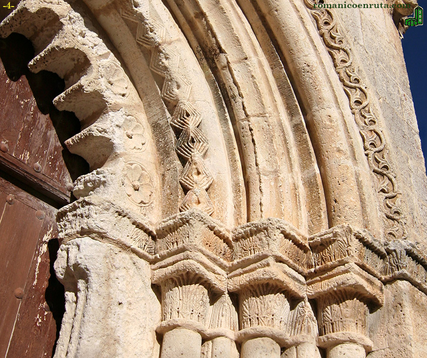 CAPITELES DE LA DERECHA y ARRANQYE ARQUIVOLTAS.
