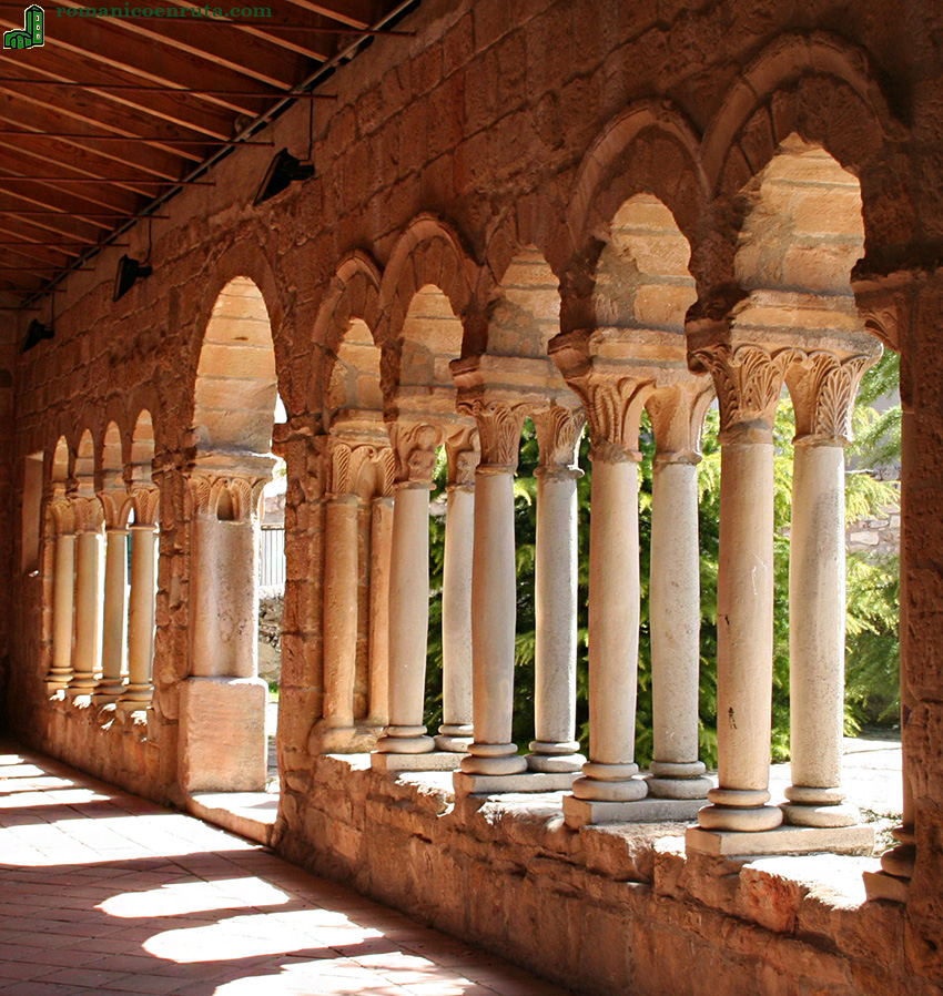 SAUCA. GALER&Iacute;A PORTICADA.