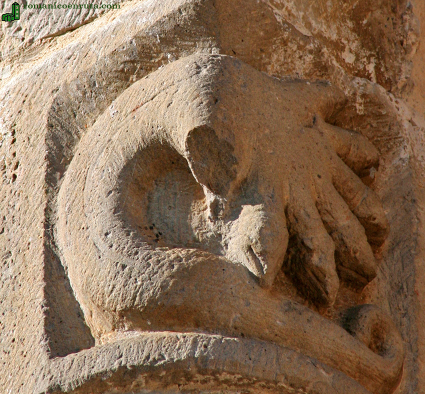 CAPITEL VENTANA: SERPIENTE DE SIETE CABEZAS.