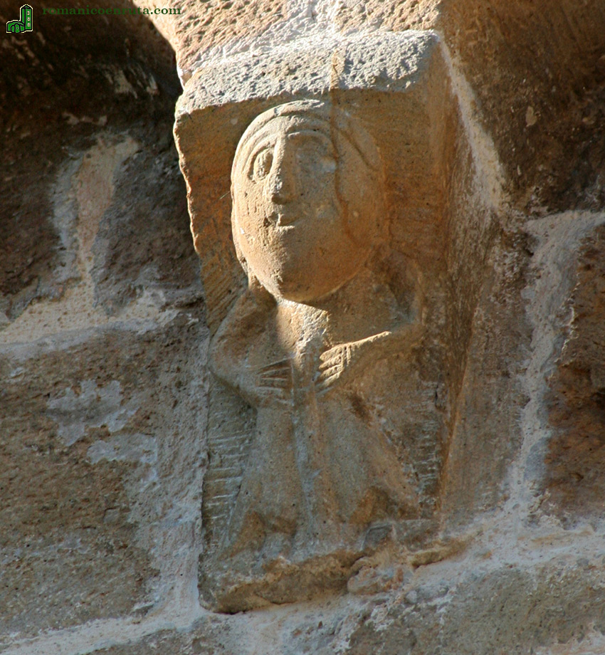M&Eacute;NSULA: PERSONAJE CON LAS MANOS EN EL PECHO.