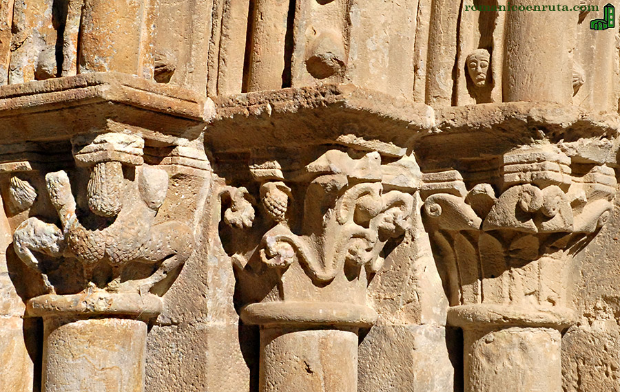 CAPITELES PORTADA SUR. LADO IZQUIERDO.