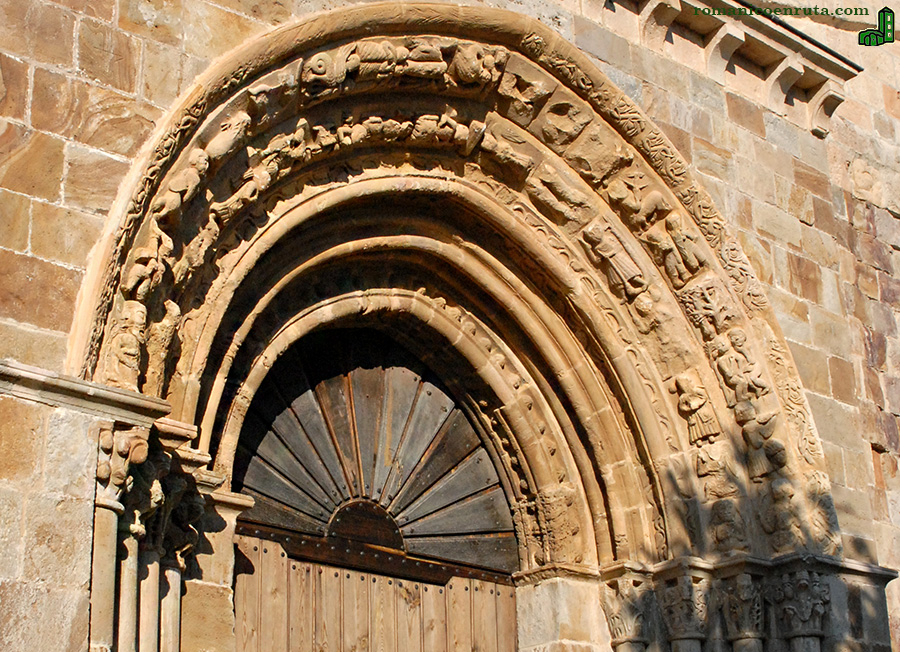 ARQUIVOLTAS y CAPITELES. VISTA LATERAL.