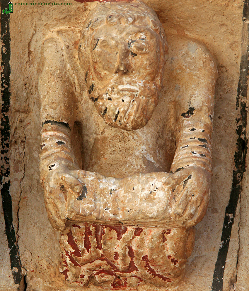 PERSONAJE CON LIBRO ABIERTO.