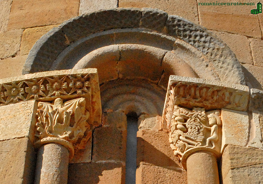 VENTANA NORTE. ARCO y CAPITELES.