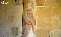 FUSTE CON RESTOS DE PINTURA MURAL.