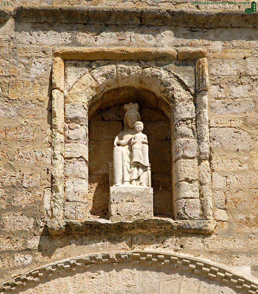 HORNACINA CON LA REPRODUCCIÓN DE LA VIRGEN.