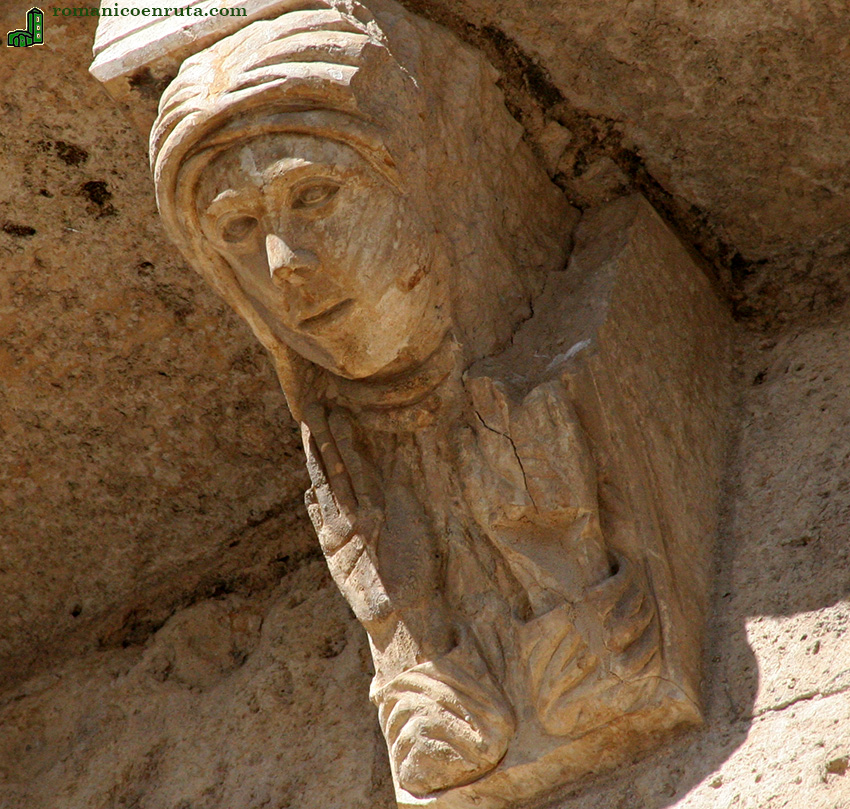 CAN: MUJER CON LAS MANOS ALZADAS.