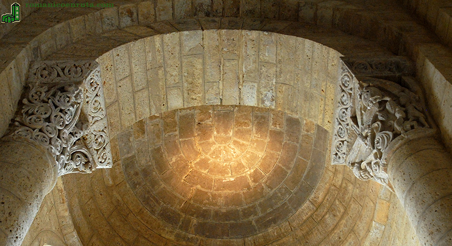 CAPITELES DEL ARCO DE ACCESO DEL &Aacute;BSIDE NORTE.