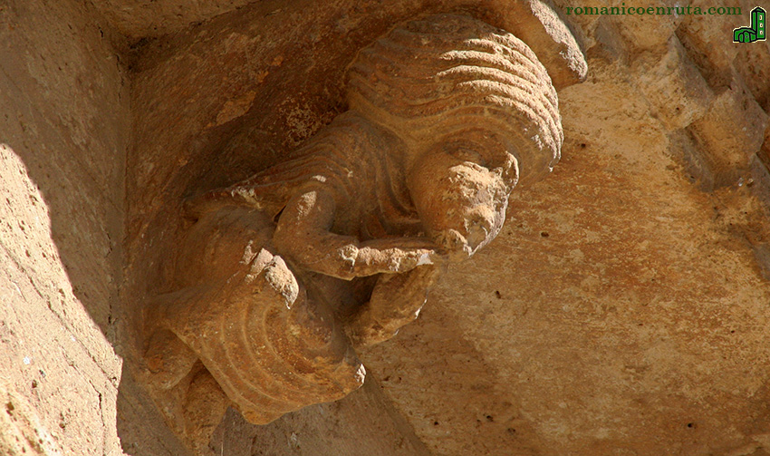 CAN 6: MUJER SENTADA.