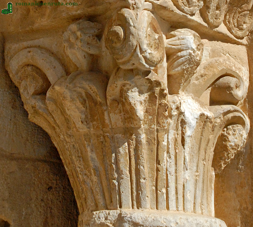 CAPITEL DERECHO. DETALLE DE LA CESTA.