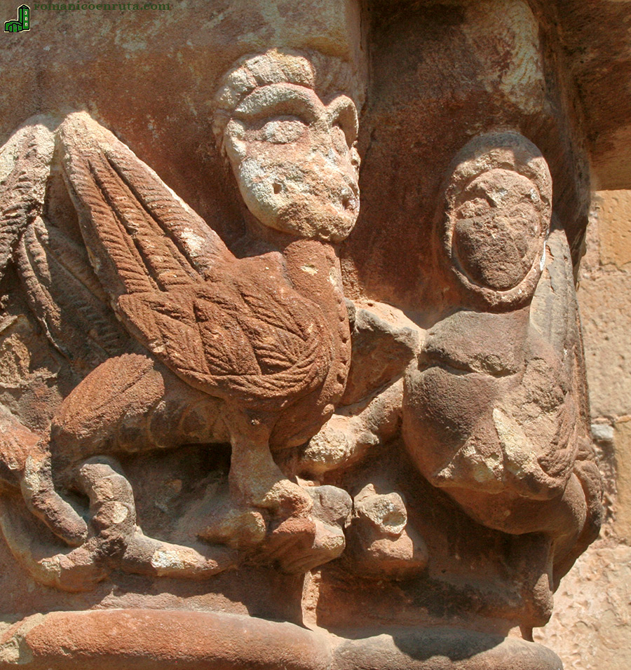 CAPITEL CON ARPÍAS y GRIFOS.

