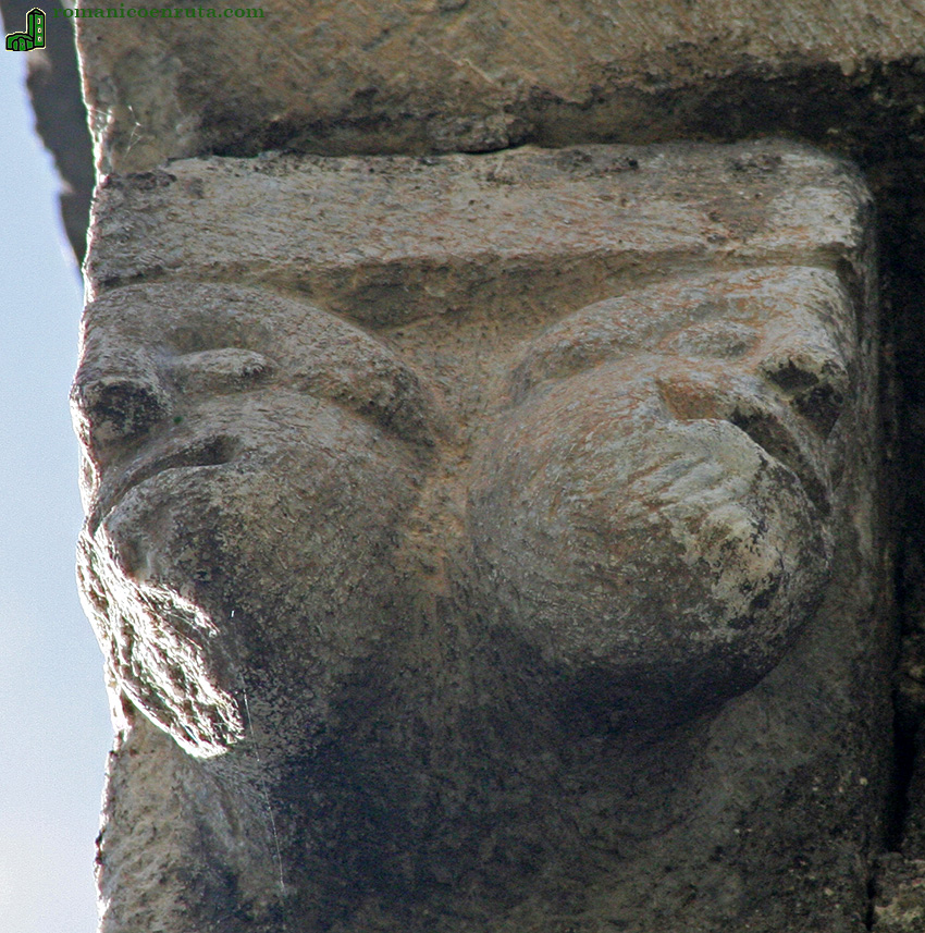 CAN DE LA ESQUINA NORESTE: DOS CABEZAS HUMANAS.