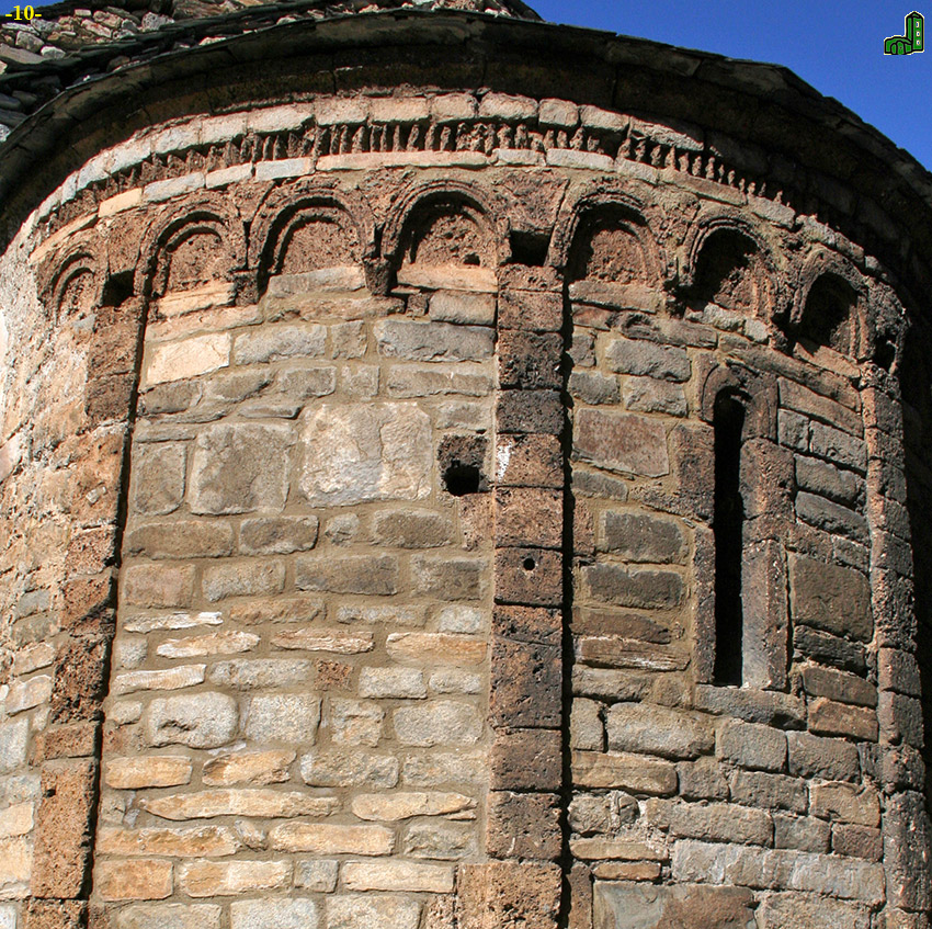 ÁBSIDE CENTRAL. DETALLE ARCUACIONES CIEGAS.