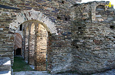 LADO OESTE: PUERTA DE ACCESO Y &Aacute;BSIDE.