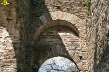 DOBLE ARCO DE LA PUERTA DE ACCESO.