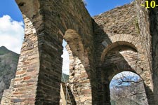 NAVE LATERAL NORTE: ARCOS FORMEROS Y PUERTA.