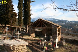 PORCHE DE ENTRADA. AL FONDO LA SIERRA DEL CAD&Iacute;.