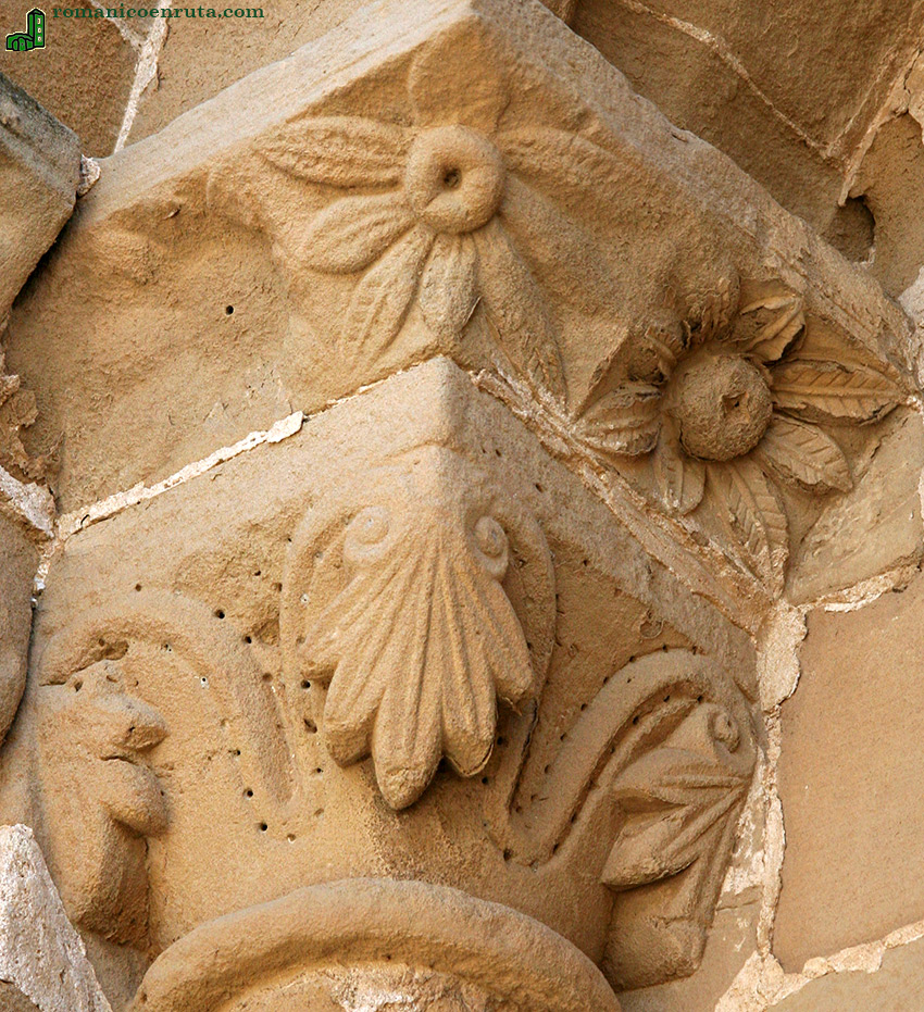 CAPITEL INTERIOR IZQUIERDA. MOTIVOS VEGETALES.